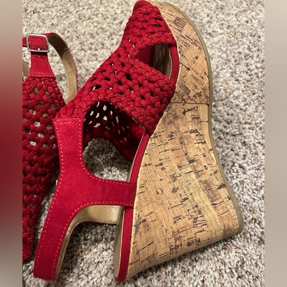 Red manmade textile lining wedge. Brand-SO. - Picture 3 of 8